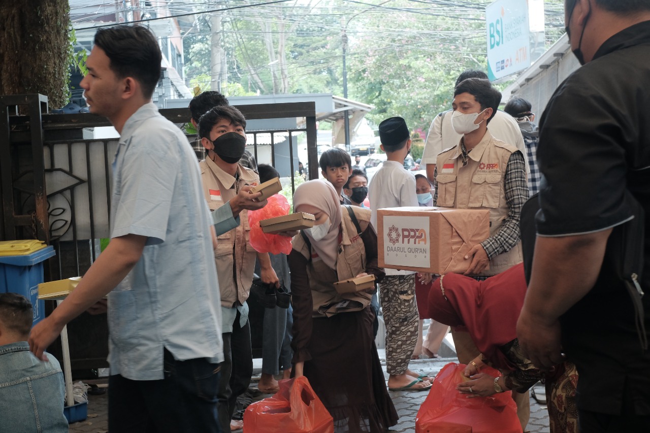 Aksi Jum'at Berkah, Makanan Gratis Sambut Jamaah Usai Shalat Jum'at Berjamaah