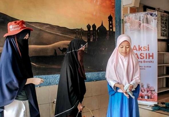 Santri Rumah Tahfidz Terjun Bersihkan Masjid di Tasikmalaya