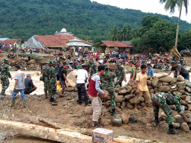 SIGAB PPPA Daarul Qur'an Bantu Warga Lebak Bangun Jembatan Sementara