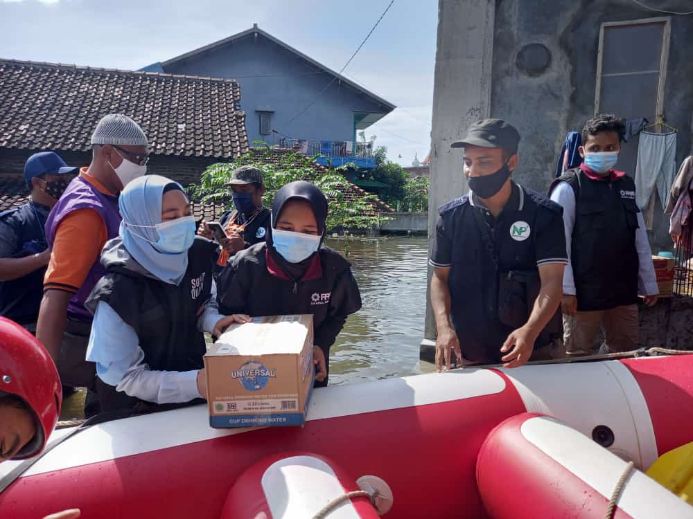 Warga di Kecamatan Genuk Terpaksa Bertahan di Tengah Kepungan Banjir