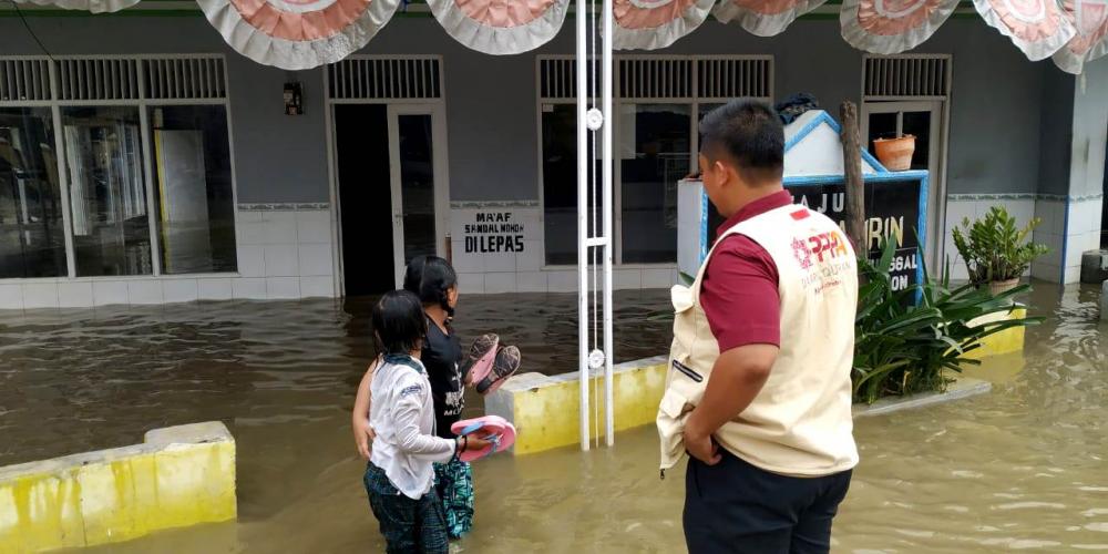 Kasih PPPA Daarul Qur'an Bantu Korban Banjir Cirebon