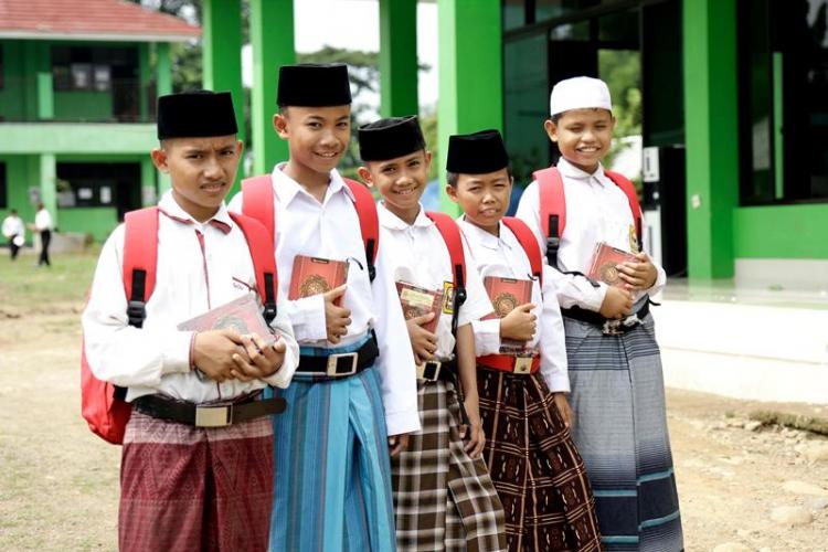 Keutamaan Menyantuni Anak Yatim di Bulan Muharam