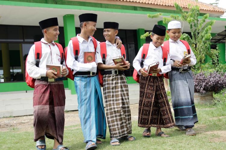 Senyum Sumringah Santri Yatim Dhuafa