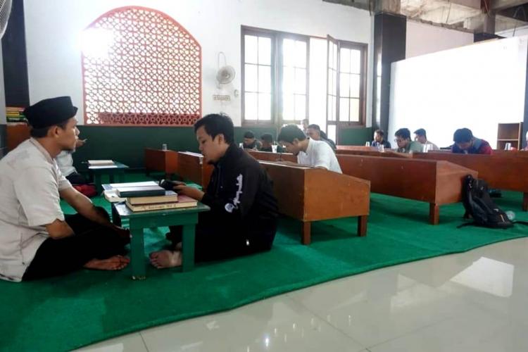 Driver Ojol Ini Sudah Menghafal Al-Qur'an 5 Juz