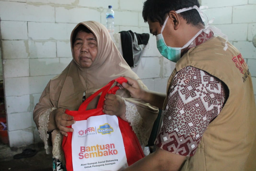 Wabah Corona Memaksa Ibu Nur Menjadi Pengamen Keliling