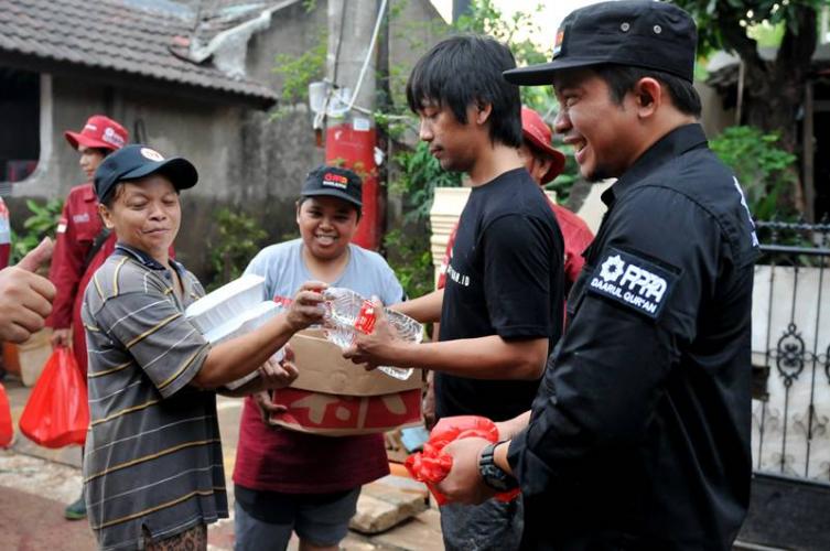 Rian D'Masiv Bersama PPPA Daarul Qur'an Salurkan Bantuan Banjir Jadebotabek