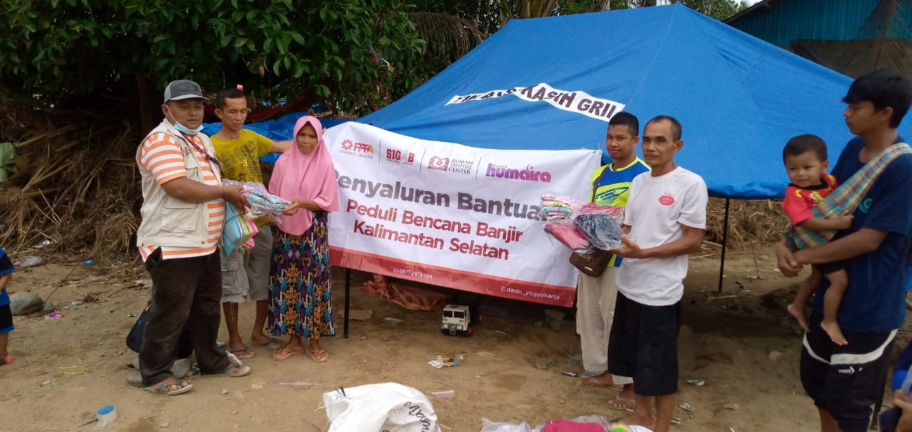 Bantuan Alat Sholat untuk Pengungsi di Kalsel