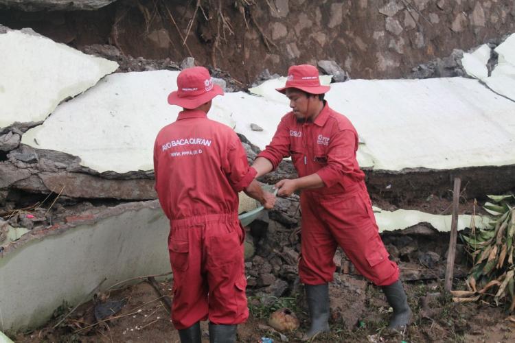 KASIH Bantu Bersih-bersih Pasca Banjir Pesantren Cijantung