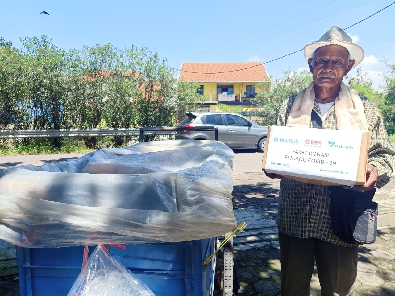 Kakek Penjual Kerupuk Ini Sedekahkan Dagangannya di Tengah Krisis Covid-19