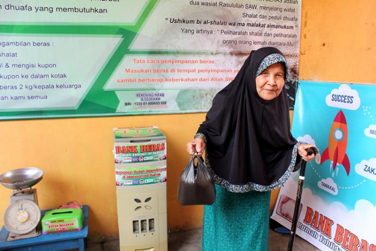 Santri Rumah Tahfidz Berbagi Beras untuk Dhuafa