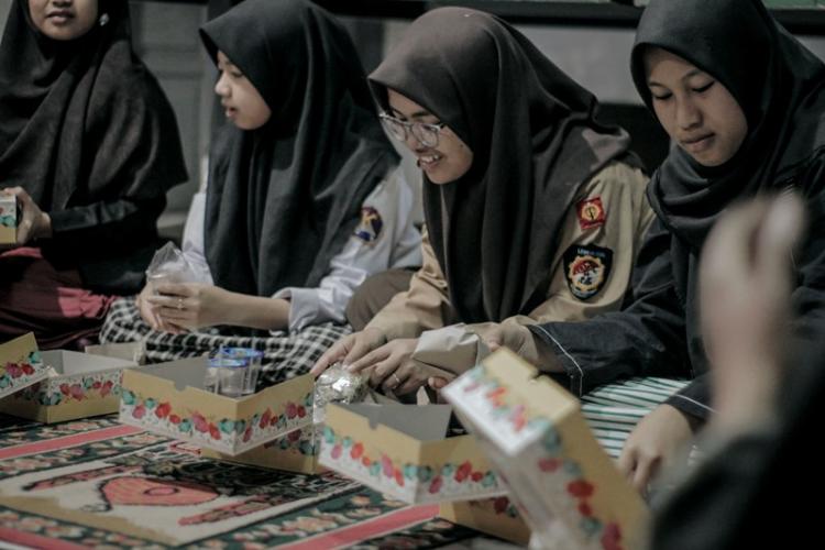 Nikmatnya Buka Puasa Muharam Bersama Santri Tahfizh