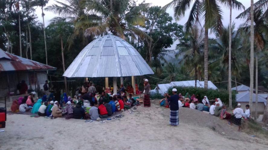 Berbuka di Depan Lobo, Salat di Bawah Tenda