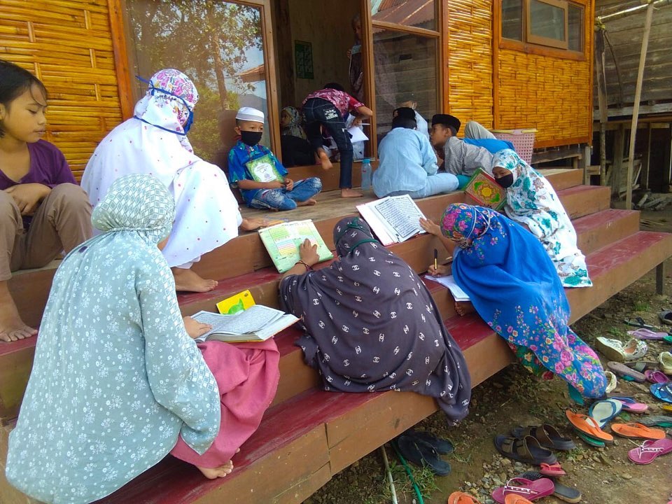 Ramli dan Santri Rumah Tahfidz Daarul Qur'an Tompobulu Tak Malu Belajar di Teras