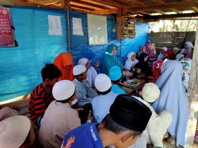 Anak-Anak Pedalaman Maros Mengaji di Kolong Rumah