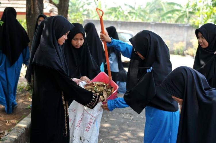 Uniknya Santri, Murojaah Hafalan Sambil Bersih-bersih Lingkungan