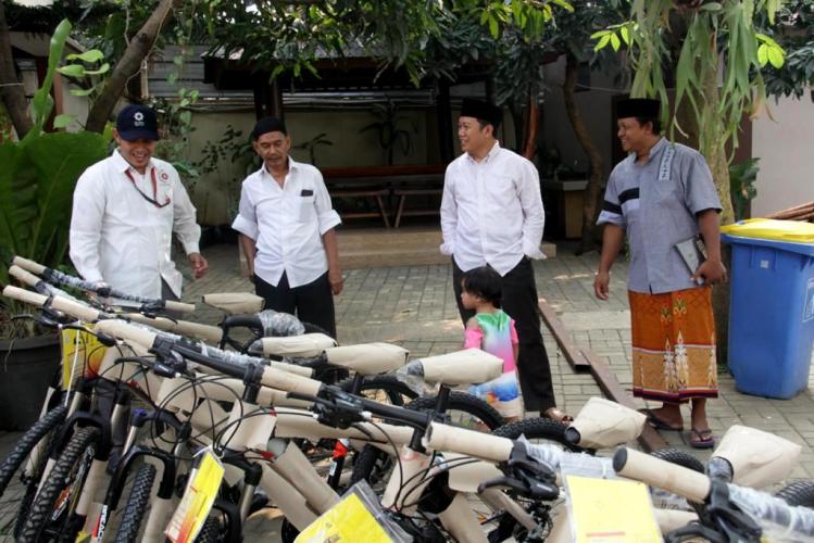 Pesantren Daarul Qur'an Dapat Sepeda Baru dari Warga Ketapang