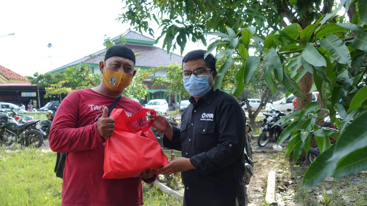 Sembako untuk Guru Ngaji terdampak Banjir di Subang