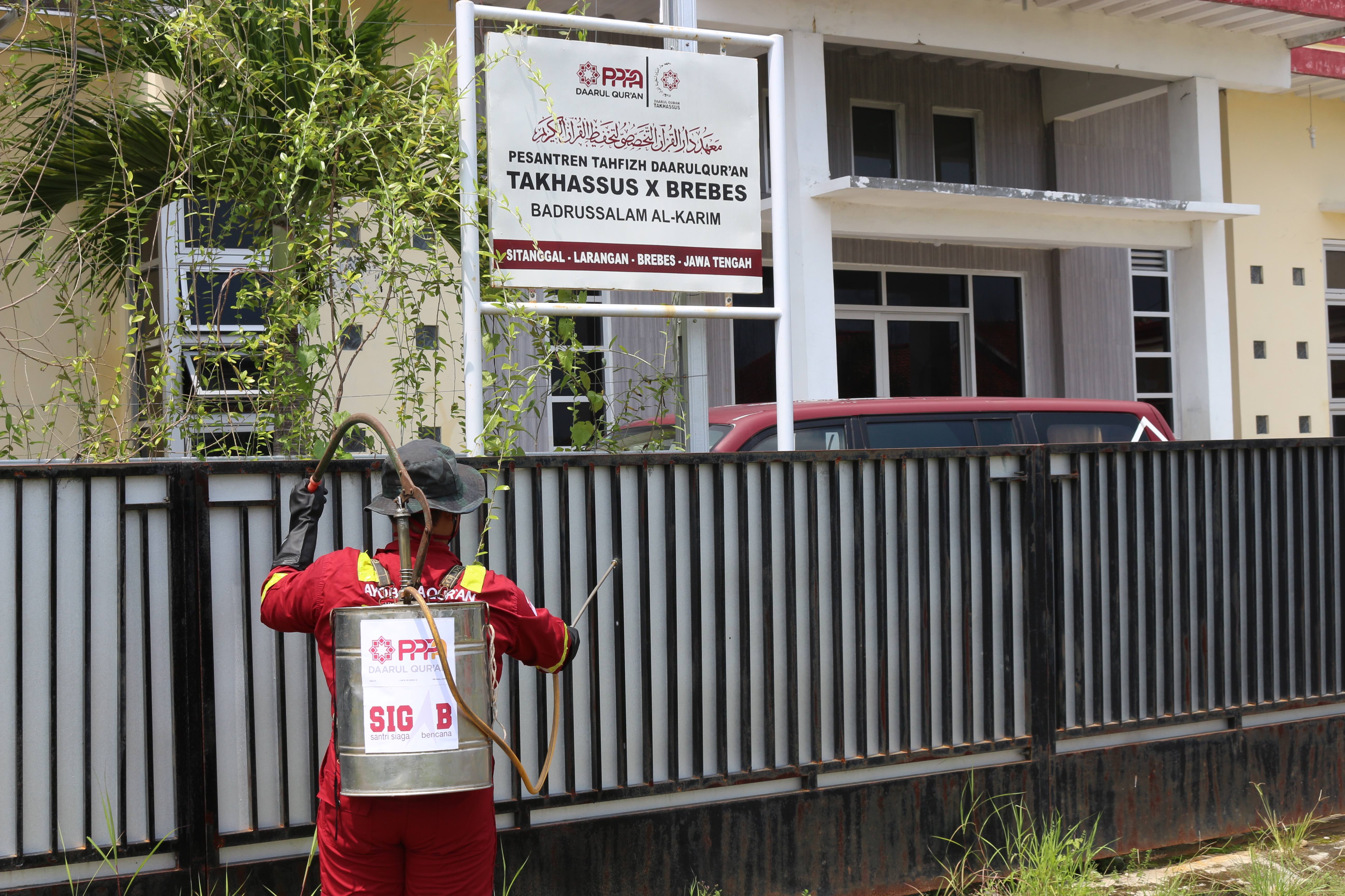 Aksi Tim KASIH Lakukan Penyemprotan Disinfektan Pesantren Takhassus Brebes