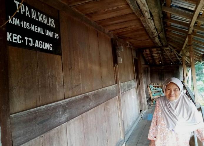 Nenek 80 Tahun Masih Semangat Mengajar Qur'an